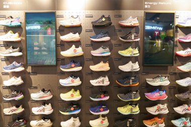 HONG KONG, ÇİN - 04 Aralık 2023: New Town Plaza alışveriş merkezindeki Asics mağazasında çeşitli ayakkabılar sergilendi.