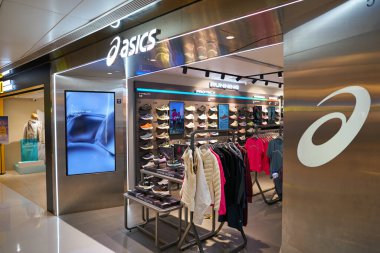 HONG KONG, ÇİN - 04 Aralık 2023: New Town Plaza alışveriş merkezindeki Asics mağazasının girişi.