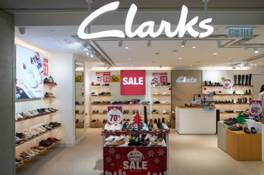 HONG KONG, ÇİN - 04 Aralık 2023 New Town Plaza alışveriş merkezindeki Clark mağazası.