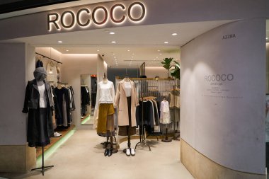 HONG KONG, ÇİN - 04 Aralık 2023: New Town Plaza alışveriş merkezindeki Rococo mağazasının girişi.