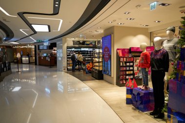HONG KONG, ÇİN - 04 Aralık 2023 New Town Plaza alışveriş merkezinde Marks ve Spencer mağazası.