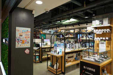 HONG KONG, ÇİN - 04 Aralık 2023: New Town Plaza alışveriş merkezindeki TechLife tarafından satılık mallar.