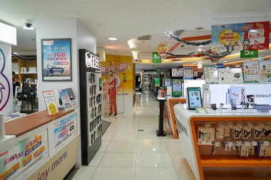 HONG KONG, ÇİN - 04 Aralık 2023: New Town Plaza alışveriş merkezindeki Kale Tüketici Elektronik mağazasının içi.