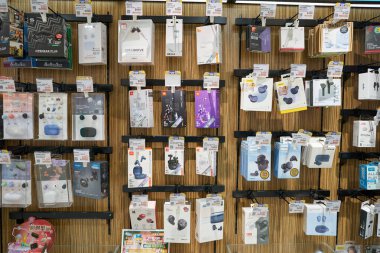 HONG KONG, ÇİN - 04 Aralık 2023: New Town Plaza alışveriş merkezindeki Kale Tüketici Elektronik mağazasında satılık kulaklıklar.