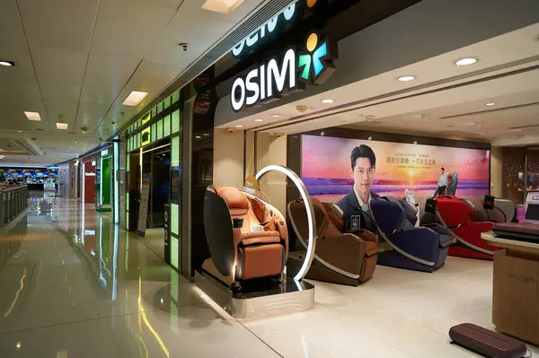 HONG KONG, ÇİN - ARALIK 04, 2023 New Town Plaza alışveriş merkezinde OSIM mağazası. OSIM International Pte Ltd Singapur merkezli bir şirkettir..