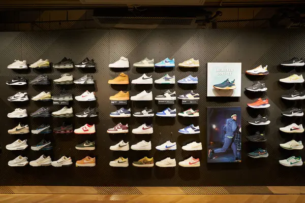 HONG KONG, ÇİN - 04 Aralık 2023: New Town Plaza alışveriş merkezindeki Nike mağazasında çeşitli ayakkabılar sergilendi.