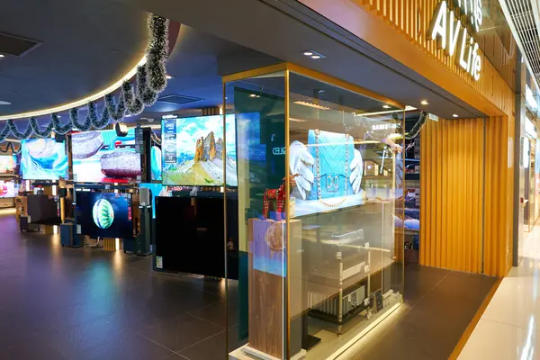 HONG KONG, ÇİN - 04 Aralık 2023: New Town Plaza alışveriş merkezindeki AV Life mağazasında satılık televizyonlar.