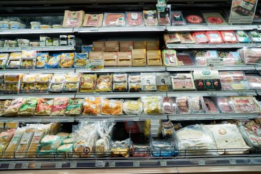 HONG KONG, ÇİN - 04 Aralık 2023: New Town Plaza alışveriş merkezindeki şehir yöneticisinin iç çekimi.