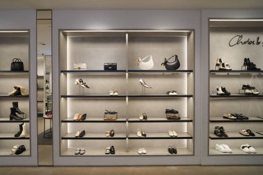 HONG KONG, ÇİN - 04 Aralık 2023 New Town Plaza alışveriş merkezindeki Charles ve Keith mağazasında sergilenen mallar.