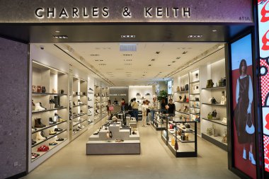 HONG KONG, ÇİN - 04 ARALIK 2023: Charles ve Keith New Town Plaza alışveriş merkezinde mağaza önü.