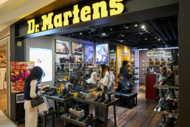 HONG KONG, ÇİN - 04 Aralık 2023: New Town Plaza alışveriş merkezindeki Dr. Martens mağazasının önü.