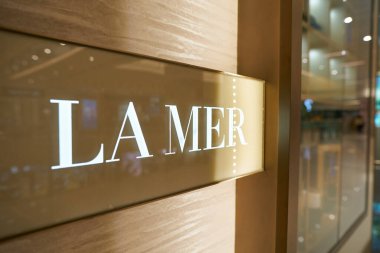 HONG KONG, ÇİN - 04 Aralık 2023: New Town Plaza alışveriş merkezindeki bir mağazada La Mer tabelasının yakın çekimi.