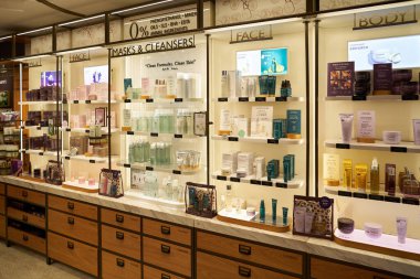 HONG KONG, ÇİN - 04 Aralık 2023: New Town Plaza alışveriş merkezindeki Caudalie mağazasında kozmetik ürünler sergileniyor.