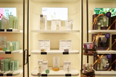 HONG KONG, ÇİN - 04 Aralık 2023: New Town Plaza alışveriş merkezindeki Caudalie mağazasında kozmetik ürünler sergileniyor.