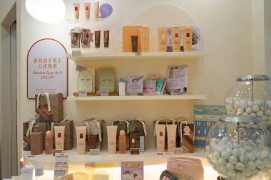 HONG KONG, ÇİN - 04 Aralık 2023: New Town Plaza alışveriş merkezindeki bir mağazada kozmetik ürünler sergileniyor.