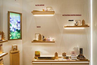 HONG KONG, ÇİN - 04 Aralık 2023: New Town Plaza alışveriş merkezindeki Jurlique mağazasının içi.