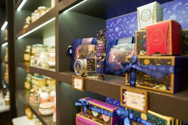 HONG KONG, ÇİN - 04 Aralık 2023: New Town Plaza alışveriş merkezindeki Sabon mağazasında kişisel bakım ürünleri sergileniyor.