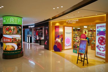 HONG KONG, Çin - 04 Aralık 2023 New Town Plaza alışveriş merkezindeki L 'Occitane en Provence ve Tissot mağazaları.