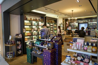 HONG KONG, ÇİN - 04 Aralık 2023: New Town Plaza alışveriş merkezindeki Sabon mağazasında kişisel bakım ürünleri sergileniyor.