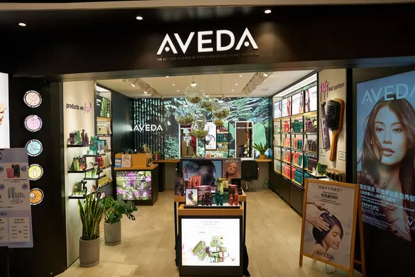 HONG KONG, ÇİN - 04 Aralık 2023: New Town Plaza alışveriş merkezindeki Aveda mağazasında kozmetik ürünler sergileniyor.