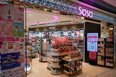HONG KONG, ÇİN - 04 Aralık 2023: New Town Plaza alışveriş merkezindeki Sasa mağazasında kozmetik ürünler sergilenmektedir. Sasa Asya 'da bir güzellik perakendecisi..