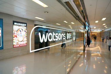 HONG KONG, Çin - 04 Aralık 2023 New Town Plaza alışveriş merkezindeki Watsons mağazası. Watsons, Hong Kong 'da bir sağlık ve güzellik merkezi..