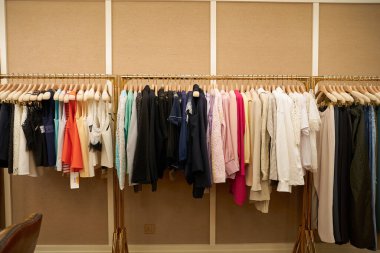 HONG KONG, ÇİN - 04 Aralık 2023 Sha Tin 'deki Aalis mağazasında giysi sergilendi.