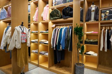 HONG KONG, ÇİN - 04 Aralık 2023: Sha Tin 'deki I.T mağazasında giysi sergilendi.