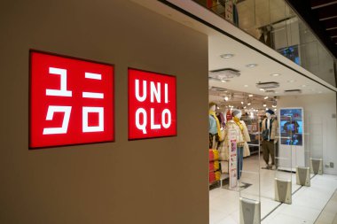 HONG KONG, ÇİN - 04 Aralık 2023: Sha Tin 'deki dükkanda görüldüğü gibi Uniqlo işaretinin yakın plan çekimi.