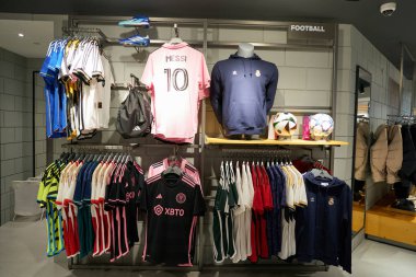 HONG KONG, ÇİN - 04 Aralık 2023 Sha Tin 'deki Adidas mağazasında giysi sergilendi.