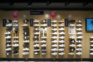 HONG KONG, ÇİN - 04 Aralık 2023: Sha Tin 'deki Adidas mağazasında çeşitli ayakkabılar sergilendi.