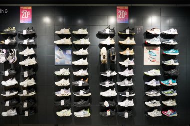 HONG KONG, ÇİN - 04 Aralık 2023: Sha Tin 'deki Adidas mağazasında çeşitli ayakkabılar sergilendi.