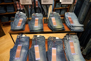 HONG KONG, ÇİN - 04 Aralık 2023 Sha Tin 'deki Chevignon mağazasında çeşitli kotlar sergilendi.