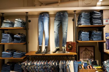 HONG KONG, ÇİN - 04 Aralık 2023 Sha Tin 'deki Chevignon mağazasında çeşitli kotlar sergilendi.