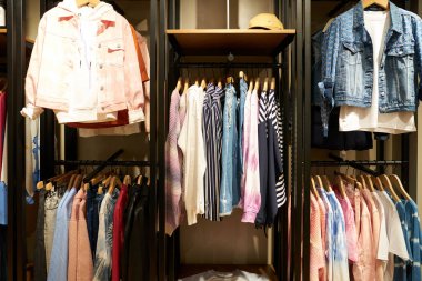 HONG KONG, ÇİN - 04 Aralık 2023: Sha Tin 'deki Chevignon mağazasında giysi sergilendi.