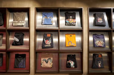 HONG KONG, ÇİN - 04 Aralık 2023: Sha Tin 'deki Evisu mağazasında çeşitli giysiler sergilendi. Evisu, kot giyimi üretiminde uzmanlaşmış bir Japon giyim firması..