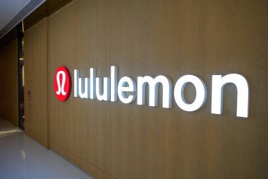 HONG KONG, ÇİN - 04 Aralık 2023: Sha Tin 'deki bir alışveriş merkezinde görülen Lululemon işaretinin yakın çekimi.