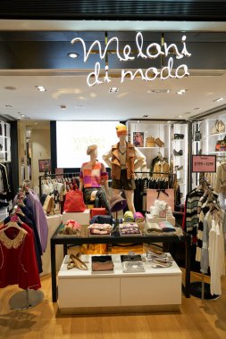 HONG KONG, ÇİN - 04 Aralık 2023: Sha Tin 'deki Melani di moda mağazasında giysi sergilendi.
