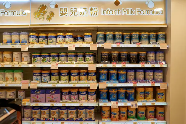 HONG KONG, ÇİN - 04 Aralık 2023: New Town Plaza alışveriş merkezindeki Mannings mağazasında çeşitli bebek sütü formülü sergilendi. Mannings kişisel bakım ürünleri zinciri..