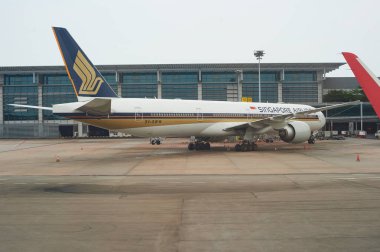 SINGAPORE - NOVEMBER 04, 2015: Changi Havalimanı pistinde bir Singapur Havayolları Boeing 777.
