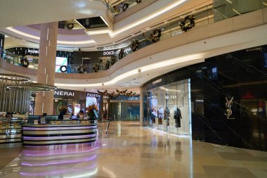 SINGAPORE - NOVEMBER 06, 2023: Singapur 'daki ION Orchard' ın iç çekimi.