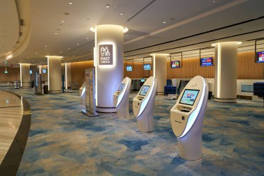 SINGAPORE - NOVEMBER 06, 2023: Jewel Changi Havalimanı 'ndaki Erken Kontrol Odası' ndaki self servis tesisleri.