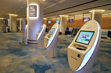 SINGAPORE - NOVEMBER 06, 2023: Jewel Changi Havalimanı 'ndaki Erken Kontrol Odası' ndaki self servis tesisleri.