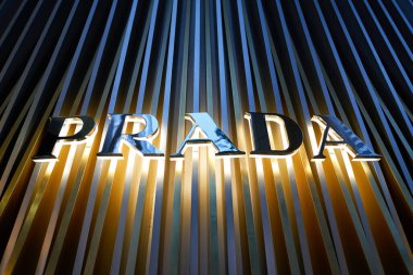 SINGAPORE - NOVEMBER 06, 2023: Singapur 'da görüldüğü gibi Prada işaretinin yakın plan çekimi. Prada S.P.A. bir İtalyan lüks moda evi.