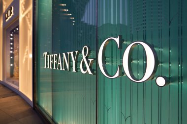 SINGAPORE - Kasım 06, 2023: Singapur 'daki ION Orchard' da Tiffany and Co tabelasının yakın çekimi.