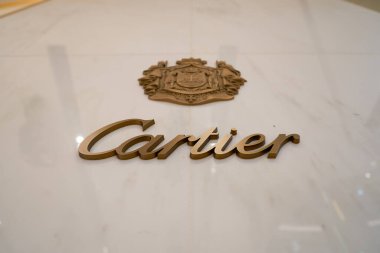 SINGAPORE - NOVEMBER 06, 2023: Singapur 'daki ION Orchard' da görüldüğü gibi Cartier işaretinin yakın plan çekimi.