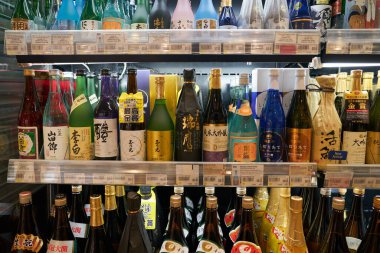 SINGAPORE - NOVEMBER 06, 2023: Singapur 'daki Isetan süpermarketinin iç çekimi.