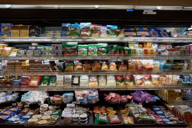 SINGAPORE - NOVEMBER 06, 2023: Singapur 'daki Isetan süpermarketinin iç çekimi.