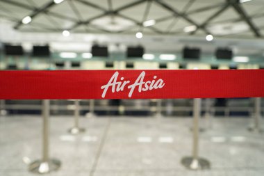 HONG KONG, ÇİN - 04 Aralık 2023: Hong Kong Uluslararası Havalimanı check-in alanında görülen geri çekilebilir kemer bariyerinin yakın çekimi.