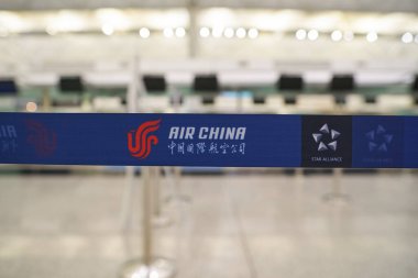 HONG KONG, ÇİN - 04 Aralık 2023: Hong Kong Uluslararası Havalimanı check-in alanında görülen geri çekilebilir kemer bariyerinin yakın çekimi.